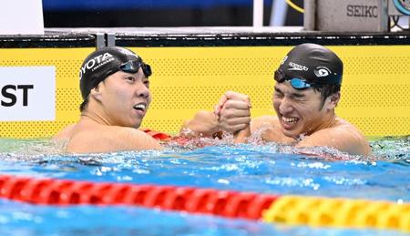 　男子２００メートル平泳ぎ決勝を終え、深沢大和（右）と健闘をたたえ合う渡辺一平