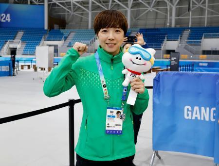 　スピードスケートの２０１８年平昌冬季五輪女子５００メートルで金メダルに輝いたリンクを訪れ、ポーズをとる小平奈緒さん＝２１日、江陵（共同）