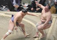 　豊昇龍（左）が押し倒しで北勝富士を下す