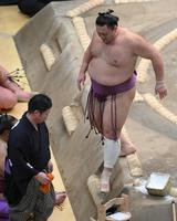 　玉鷲に敗れ、足を気にしながら土俵を後にする朝乃山（撮影・伊藤笙子）