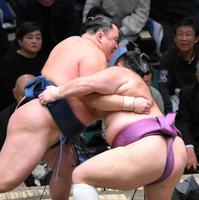 　朝乃山（右）をすくい投げで破った玉鷲（撮影・伊藤笙子）