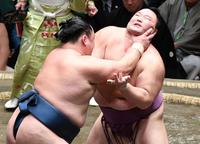　玉鷲（左）にのど輪で攻められる朝乃山（撮影・棚橋慶太）