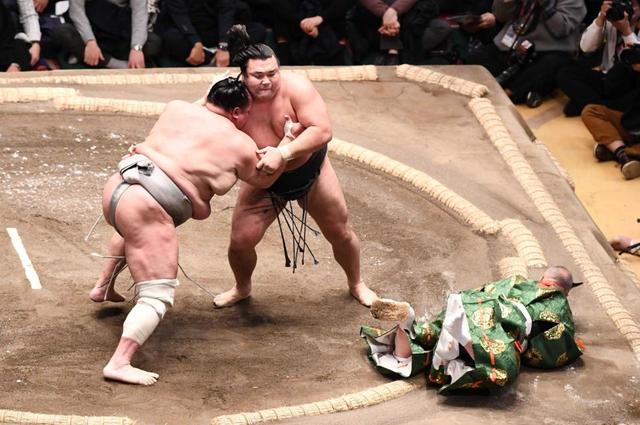 行司さんが転んだ！霧島－北勝富士でハプニング 土俵下に落ちるも冷静