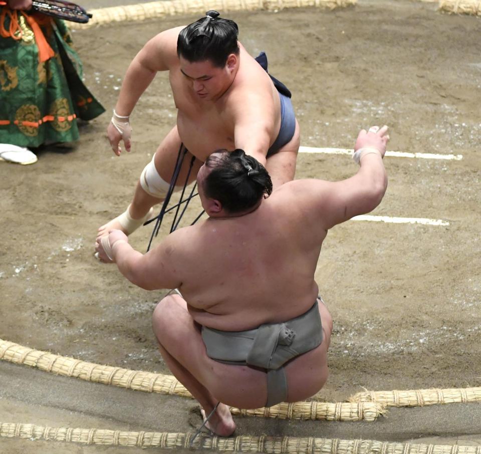 　北勝富士（手前）を押し倒しで破った豊昇龍（撮影・棚橋慶太）