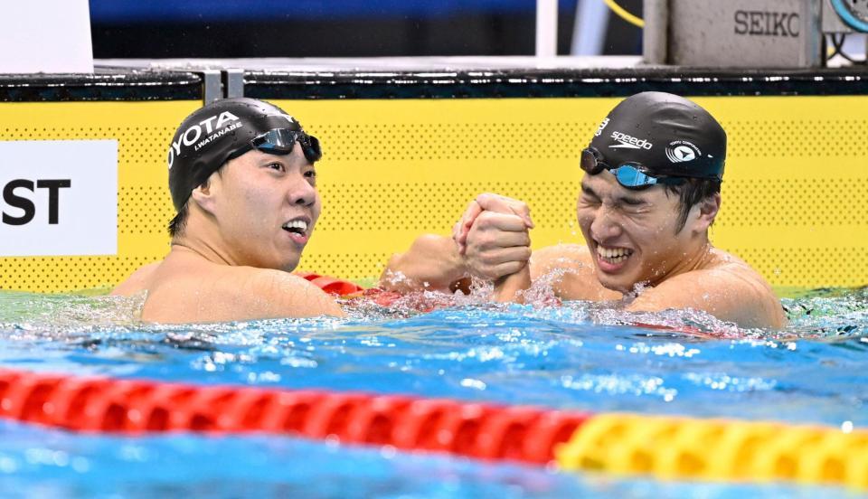 　男子２００メートル平泳ぎ決勝を終え、深沢大和（右）と健闘をたたえ合う渡辺一平