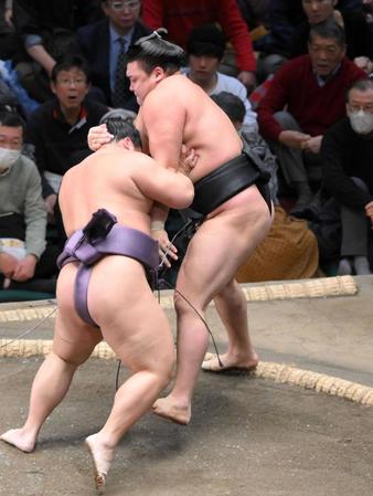 綱とり霧島　中日で痛恨２敗目　ショックの色ありあり土俵下で視線うつろ　支度部屋では“取材拒否”