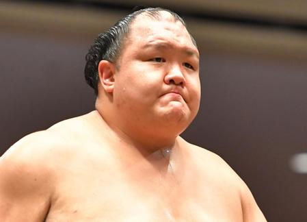 北勝富士が「右膝関節挫傷」で休場　豊昇龍戦で土俵下に落下し自力で歩けず　古傷痛めたか