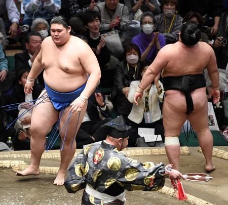 ざんばら髪の怪物、新入幕大の里が９日目で勝ち越し「うれしいです」明生を寄り切る　１敗首位キープで１０日目は関脇琴ノ若と初の役力士戦「頑張ります」