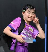 　１回戦に勝利し、カメラに向かってピースする松島美空（撮影・伊藤笙子）