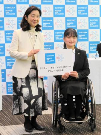 　奨励金による支援が決まった増田汐里選手（右）