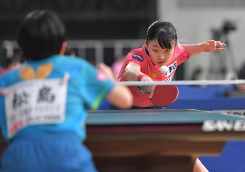 　松島美空（左）と対戦する張本美和（撮影・西岡正）