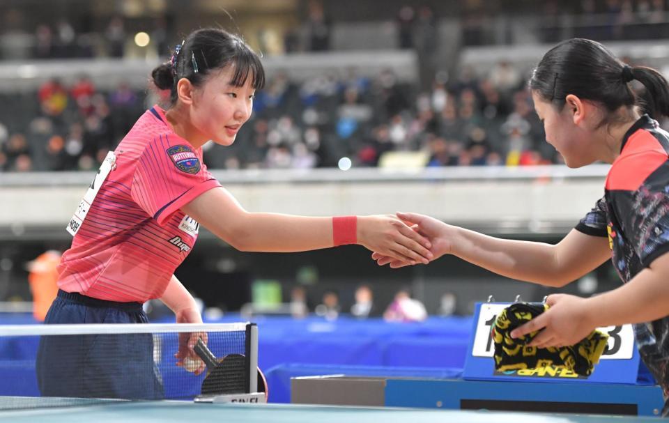 　ストレート勝ちし、樋口美空（右）と握手する張本美和（撮影・西岡正）