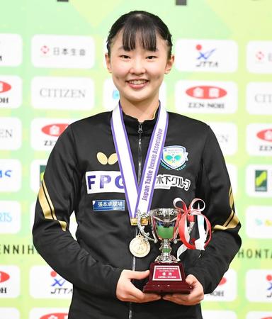 　ジュニア女子で２連覇を飾り表彰式で会心の笑みを浮かべる張本美和（撮影・開出牧）