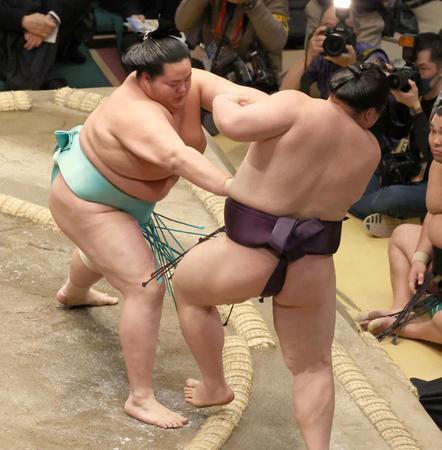 関脇琴ノ若が１０勝一番乗りで単独トップ守る　王鵬を押し出しで下し　横綱照ノ富士、大関霧島と豊昇龍は２敗守る