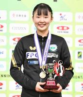 　ジュニア女子で２連覇を飾り表彰式で会心の笑みを浮かべる張本美和（撮影・開出牧）