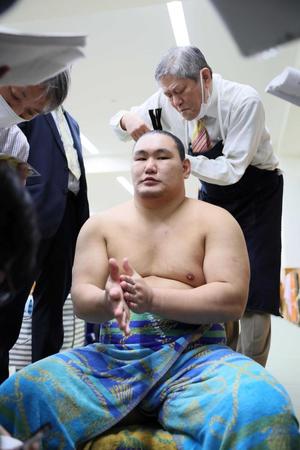 　支度部屋で取材に応じる豊昇龍