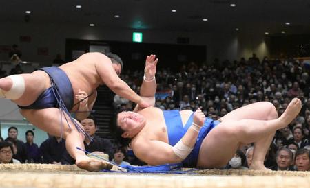 　大の里（右）を退け２敗を守った豊昇龍（撮影・堀内翔）