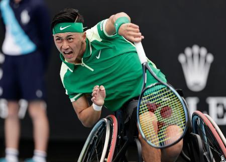 　車いすの部男子シングルス準決勝でプレーする小田凱人＝メルボルン（共同）