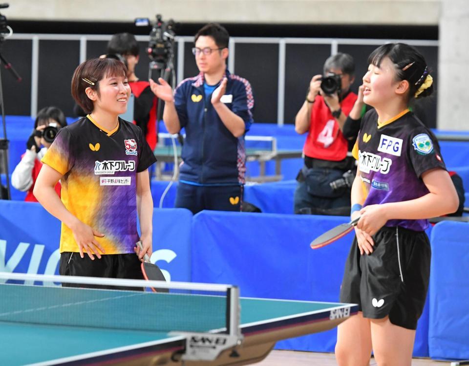 　女子ダブルス５回戦で敗退し悔しそうな平野美宇（左）と張本美和（撮影・持木克友）