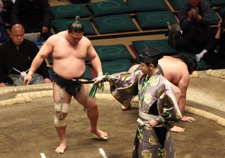 　春山を上手出し投げで破り幕下優勝の若隆景（撮影・金田祐二）
