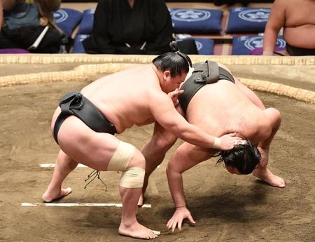 　春山（右）を上手出し投げで下し幕下優勝を決めた若隆景（撮影・開出牧）