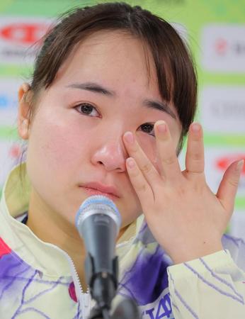 　パリ五輪切符を逃し、涙する伊藤美誠（撮影・吉澤敬太）