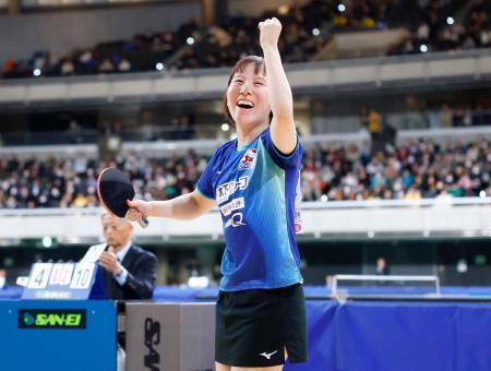 　卓球の全日本選手権女子シングルス６回戦で勝利し、ガッツポーズする平野美宇。パリ五輪シングルス代表入りを確実とした＝２６日、東京体育館