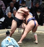 　豊昇龍を二枚蹴りで破った霧島（撮影・金田祐二）