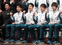 　箱根駅伝４連覇へ意気込む青学大の（左から）原監督、吉永主将、近藤、下田、田村＝２０１７年