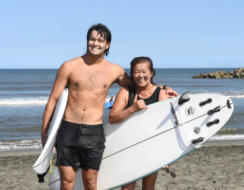 　母の柄沢明美さん（右）とオレアリー・コナー