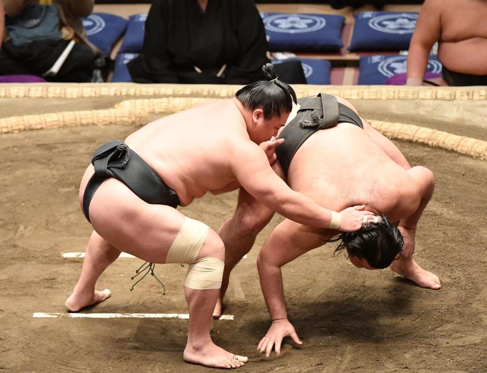 　春山（右）を上手出し投げで下し幕下優勝を決めた若隆景（撮影・開出牧）