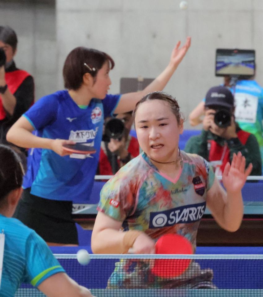 　隣のコートで戦う伊藤美誠（手前）と平野美宇（撮影・吉澤敬太）