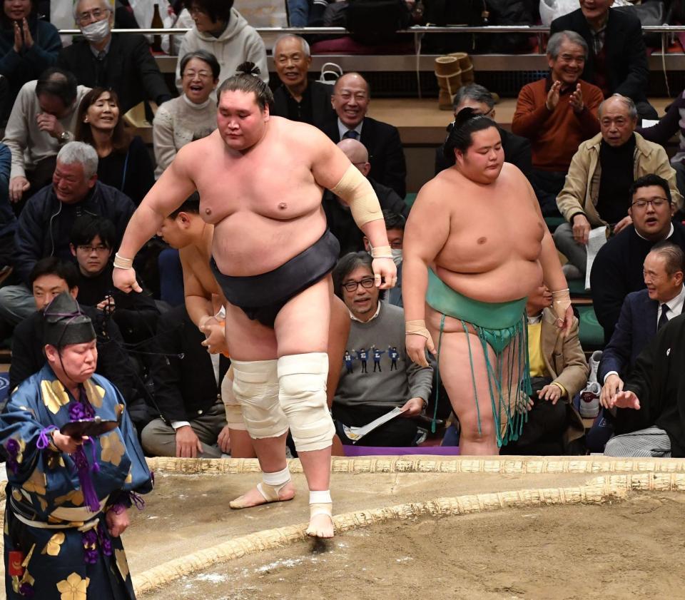 照ノ富士、霧島、琴ノ若が２敗で並ぶ 照ノ富士が琴ノ若を破り引きずり