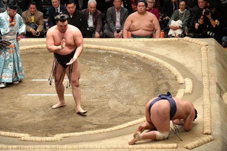 　豊昇龍（右）を二枚蹴りで破り、手についた土を払う霧島＝２６日