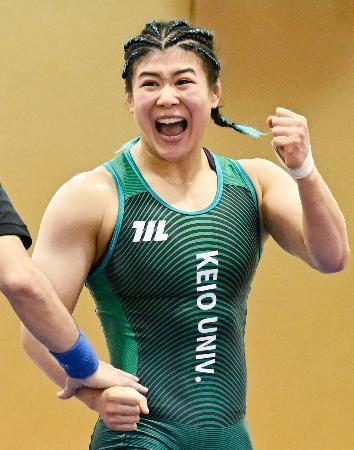 　レスリングのパリ五輪女子６８キロ級代表決定プレーオフで石井亜海を破り、大喜びの尾崎野乃香。初の五輪代表に決まった＝味の素ナショナルトレーニングセンター