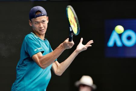 　ジュニアの男子シングルス決勝でプレーする坂本怜＝メルボルン（共同）