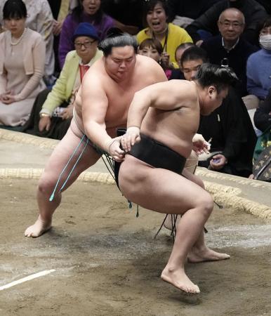 　霧島（手前）を攻める琴ノ若。寄り切りで破る＝両国国技館