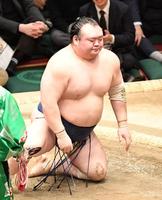 　王鵬に肩透かしで敗れた宝富士（撮影・開出牧）