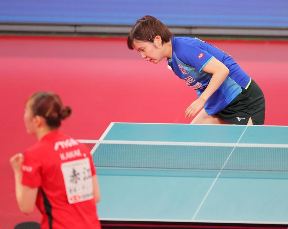 　赤江夏星（手前）にポイントを奪われ、肩を落とす平野美宇（撮影・吉澤敬太）