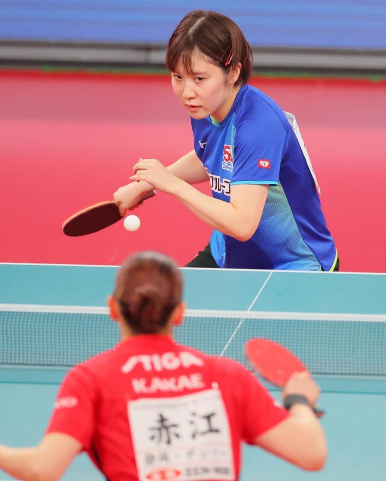 　赤江夏星（手前）と対戦する平野美宇（撮影・吉澤敬太）