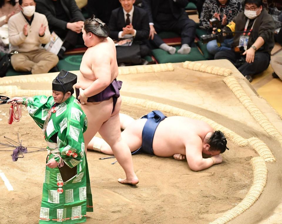 　王鵬（左）に肩透かしで敗れた宝富士（撮影・開出牧）