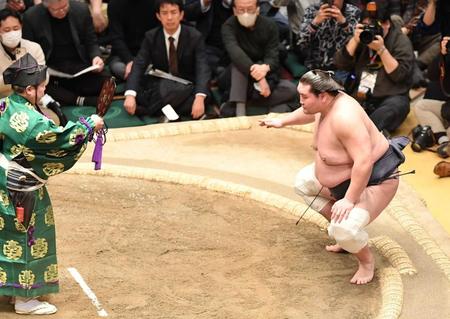 　不戦勝で勝ち名乗りを受ける照ノ富士