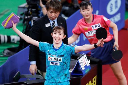 　女子シングルスで張本美和（奥右）を破って優勝し、喜ぶ早田ひな＝東京体育館