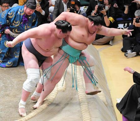 　琴ノ若（右）を寄りきりで下し、優勝を決めた照ノ富士（撮影・佐藤厚）