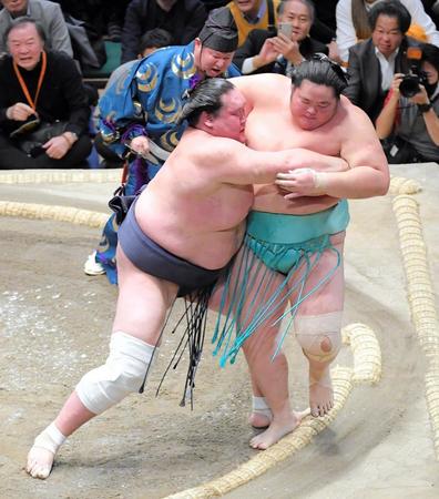 　琴ノ若（右）を寄りきりで下し、優勝を決めた照ノ富士（撮影・佐藤厚）