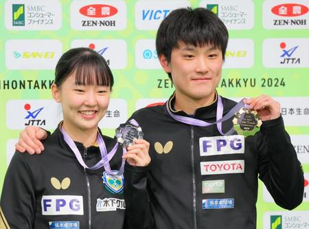 　銀メダルを掲げる張本美和（左）と金メダルを掲げる張本智和（撮影・吉澤敬太）