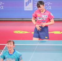 　早田ひな（手前）に敗れ、準優勝となった張本美和（撮影・吉澤敬太）