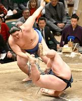 　大の里（奥）は引き落としで玉鷲を破る