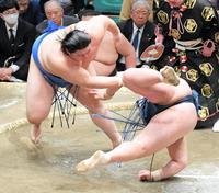 　玉鷲（右）を引き落としで破り、１１勝目を挙げた大の里（撮影・佐藤厚）