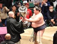 　八角理事長から賜杯を受け取る照ノ富士（撮影・開出牧）